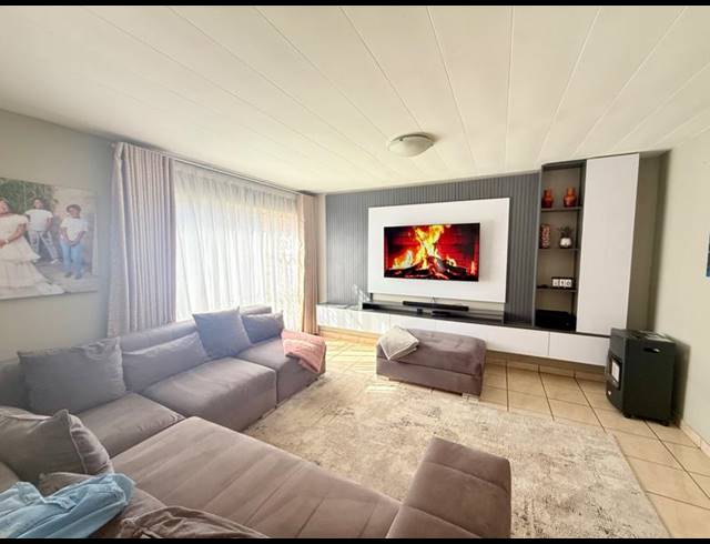 3 BEDROOM TOWNHOUSE FOR SALE IN VANDERBIJLPARK CE 3